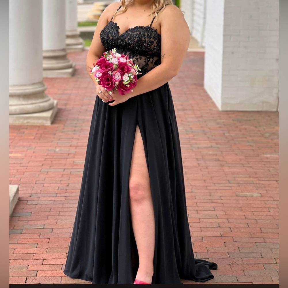 Elegant Black Lace Evening Gown